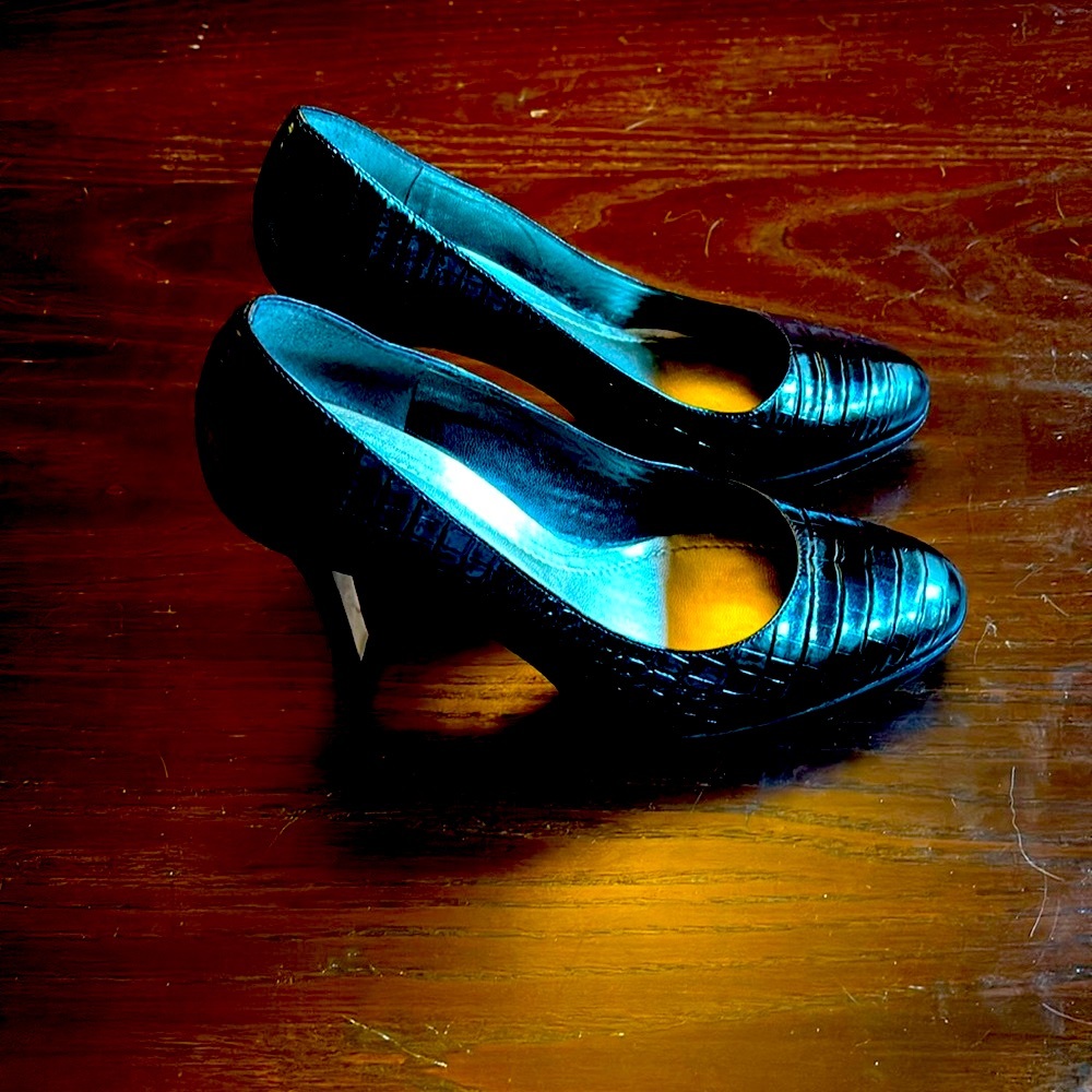 Ann Taylor “Lexi Black Printed Leather” Heels.  Size 6.